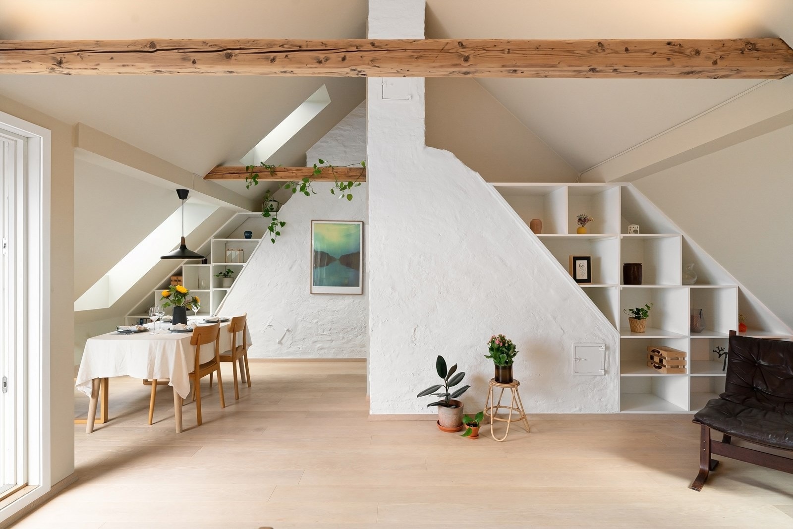 I stuen er det god plass til sofaseksjon med tilhørende medie- og oppbevaringsmøblement samt spisebord. Galleribilde