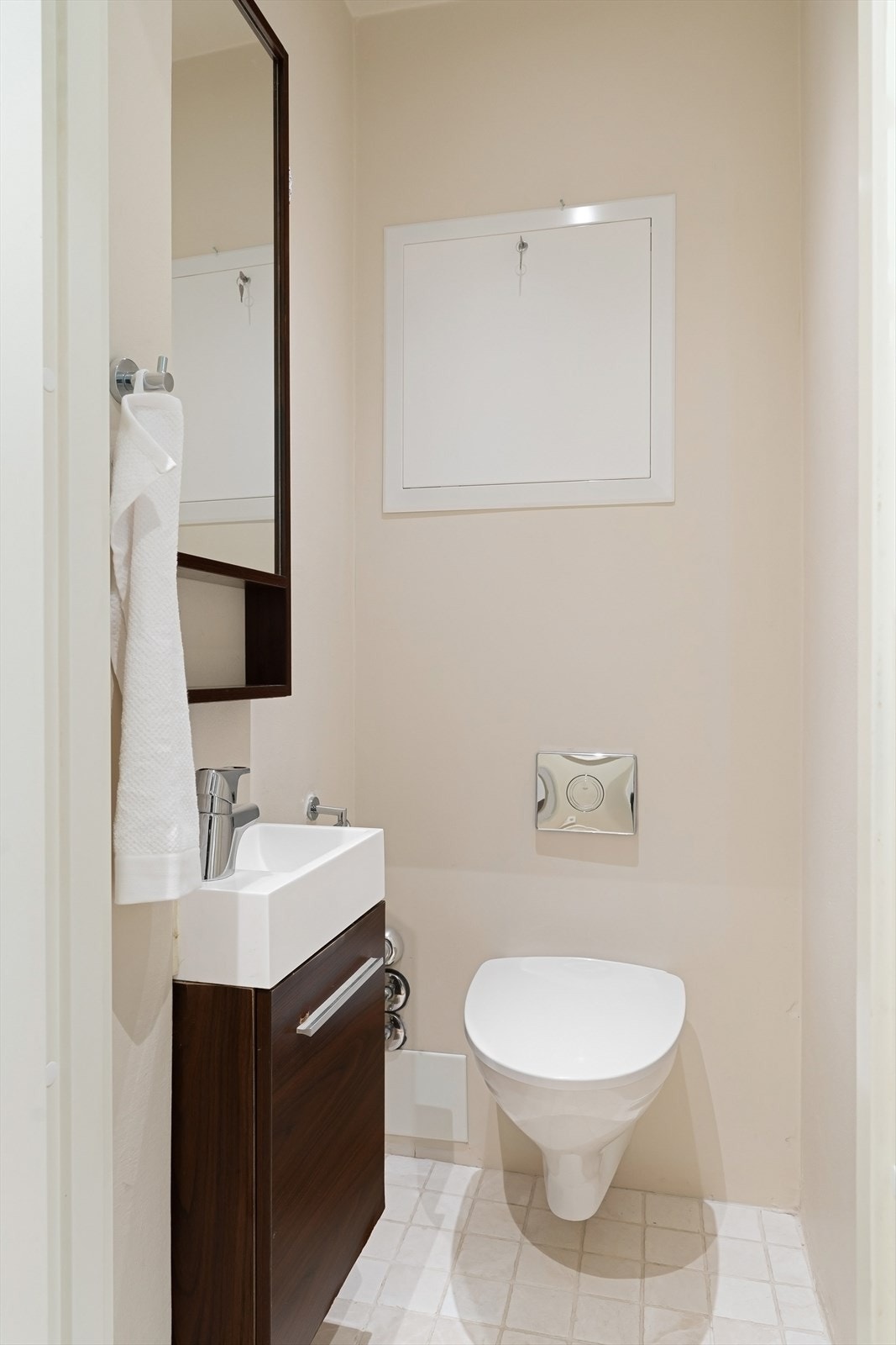 Praktisk separat wc-rom med veggmontert toalett og servant i løsning entre. Galleribilde