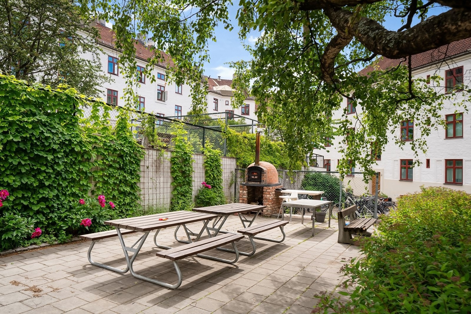 fellesarealene er frodige og benyttes hyppig av beboerne til selskaper etc. Galleribilde