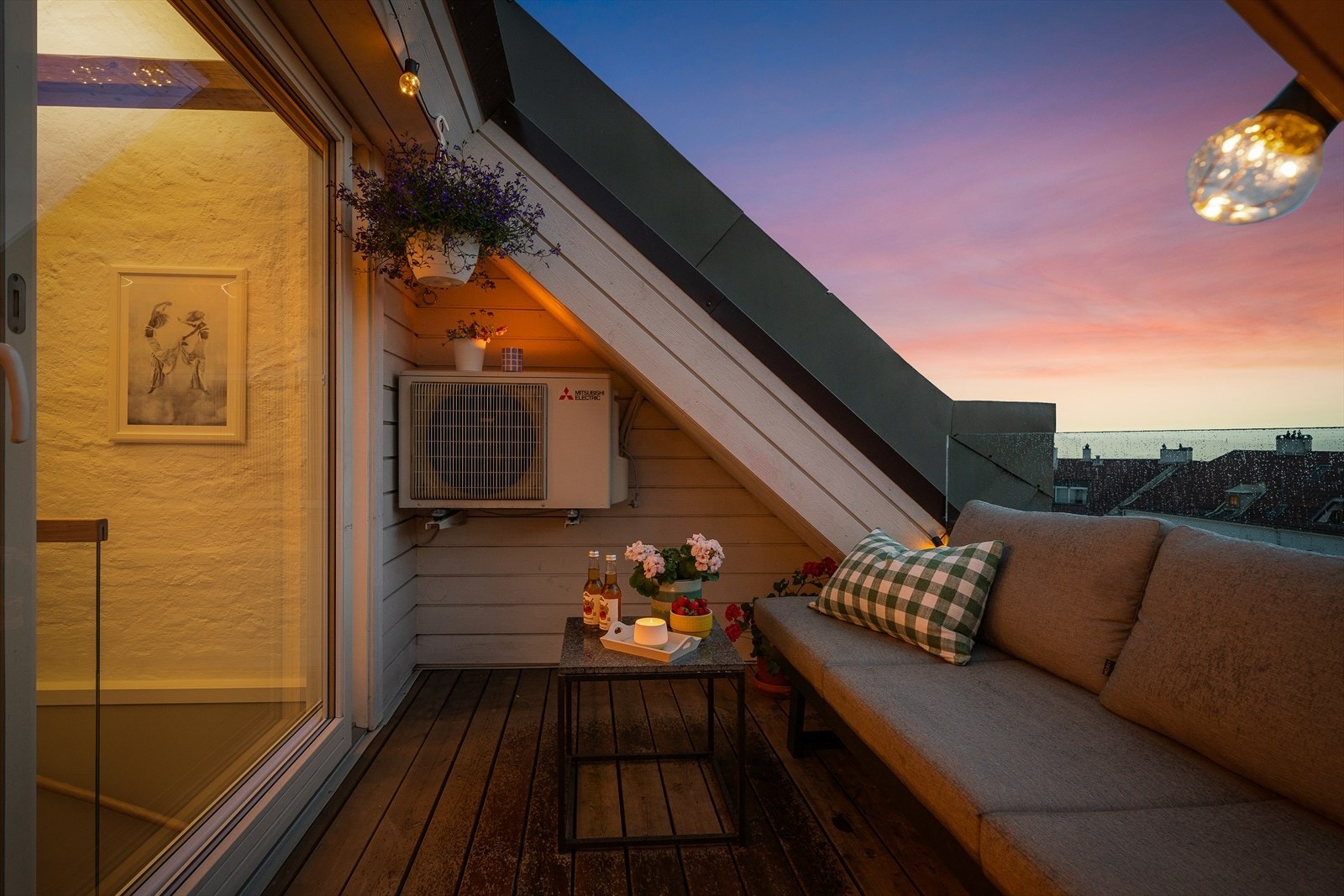 Fra loftstuen er det utgang til sydvestvendt terrasse, med gulvareal på ca. 7 m² Galleribilde