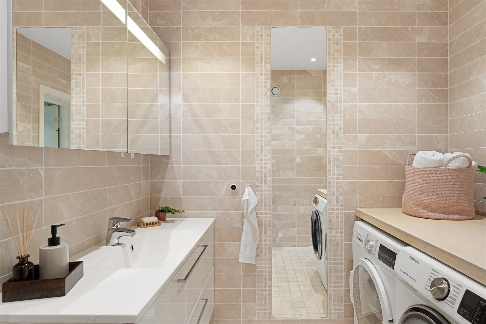 Pent bad bestående av flislagt gulv med varmekabler, flislagte vegger og malt himling. Galleribilde