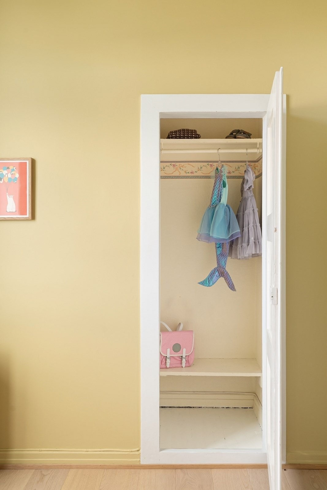 Praktisk innebygd garderobeløsning på soverommet gir ekstra plass for lagring. Galleribilde