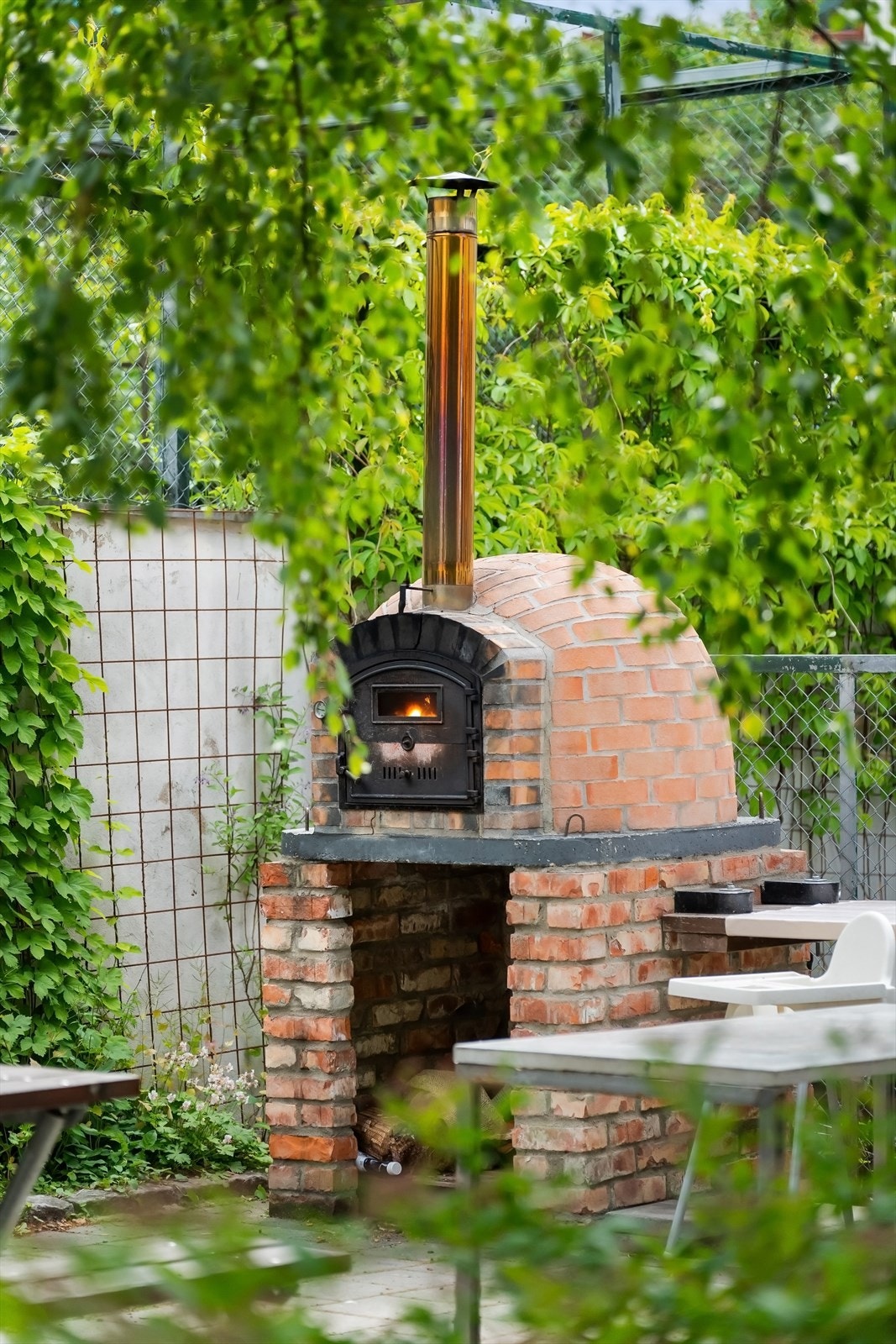 Stor felles pizza ovn som benyttes av beboerne. Galleribilde