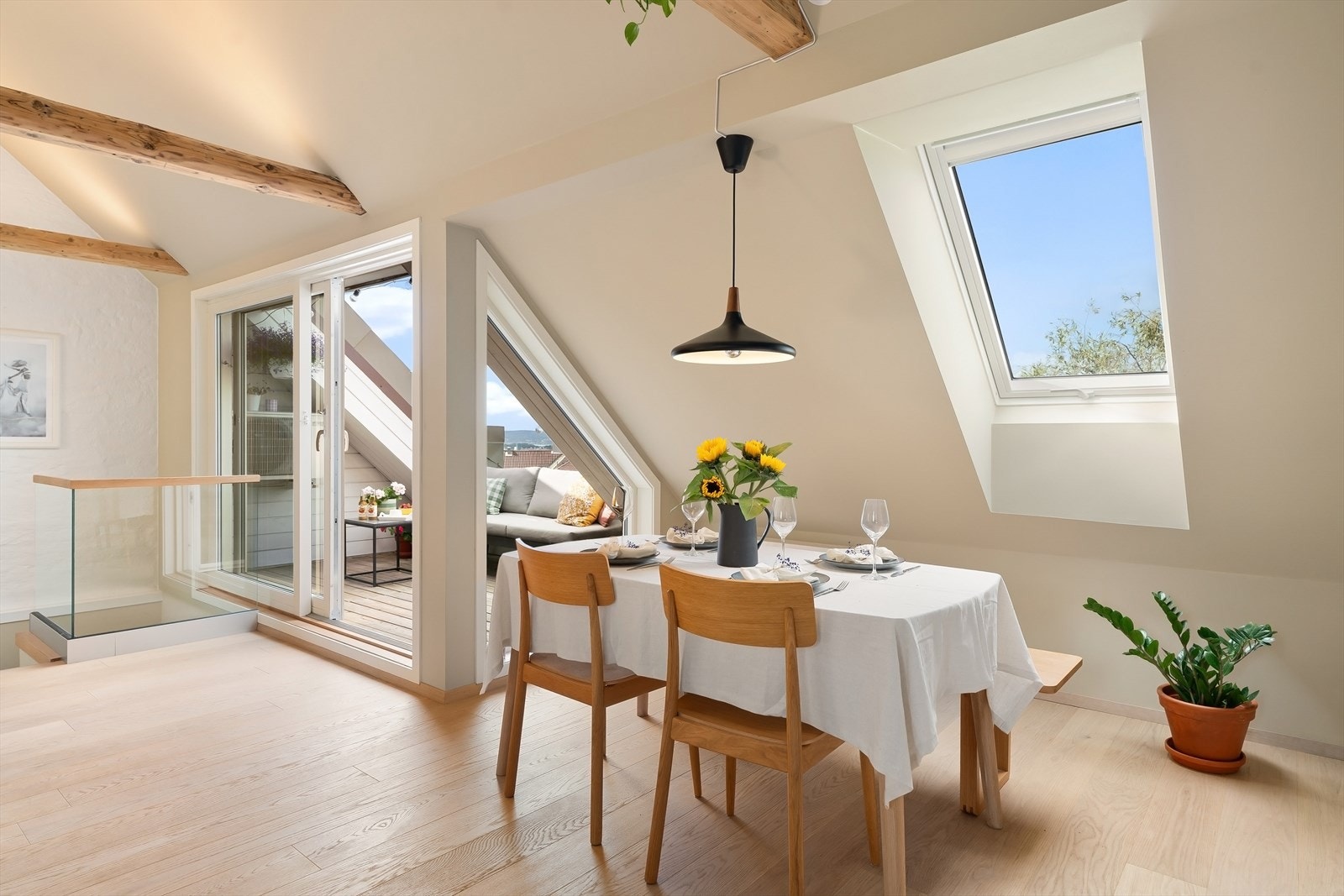 Ved spisebordet får du godt med naturlig lys fra takvinduene. Galleribilde