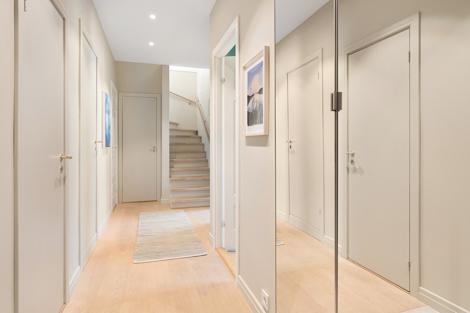 I entréen/gangen er det garderobeskap med speilfronter, med god plass til sko og yttertøy. Galleribilde