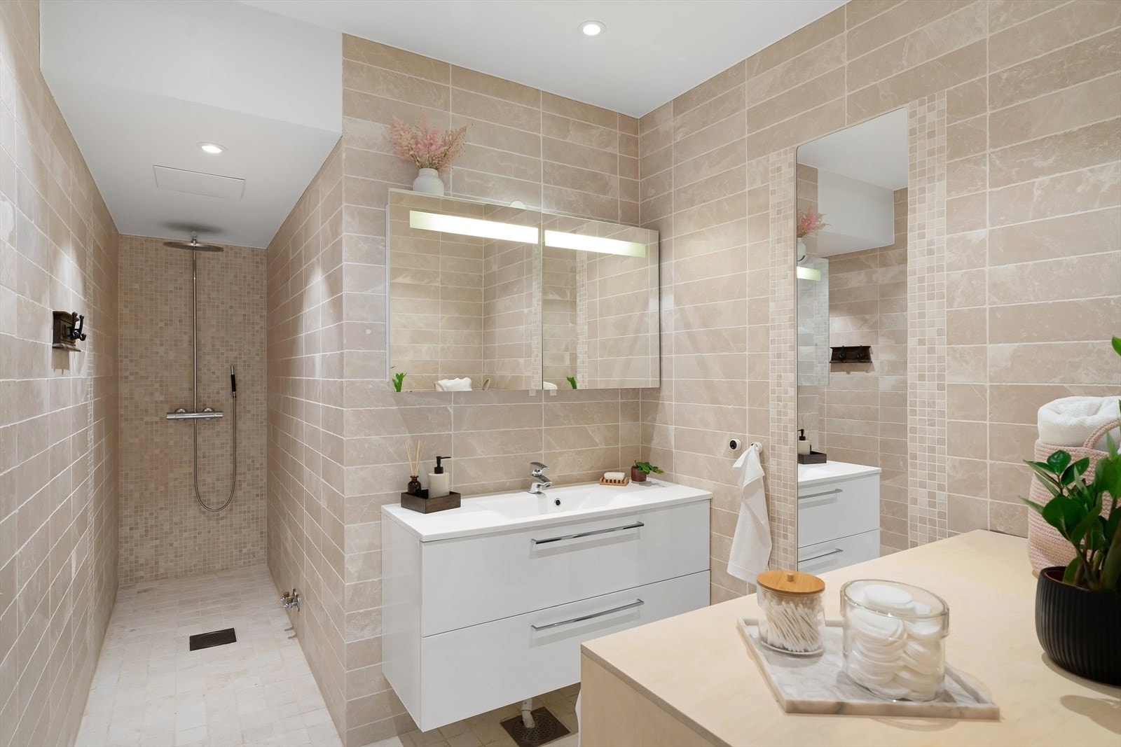 Badet er utstyrt med heldekkende servant, servantskap, speilskap, speil og dusjnisje. Ny regnfallsdusj i 2020. Galleribilde