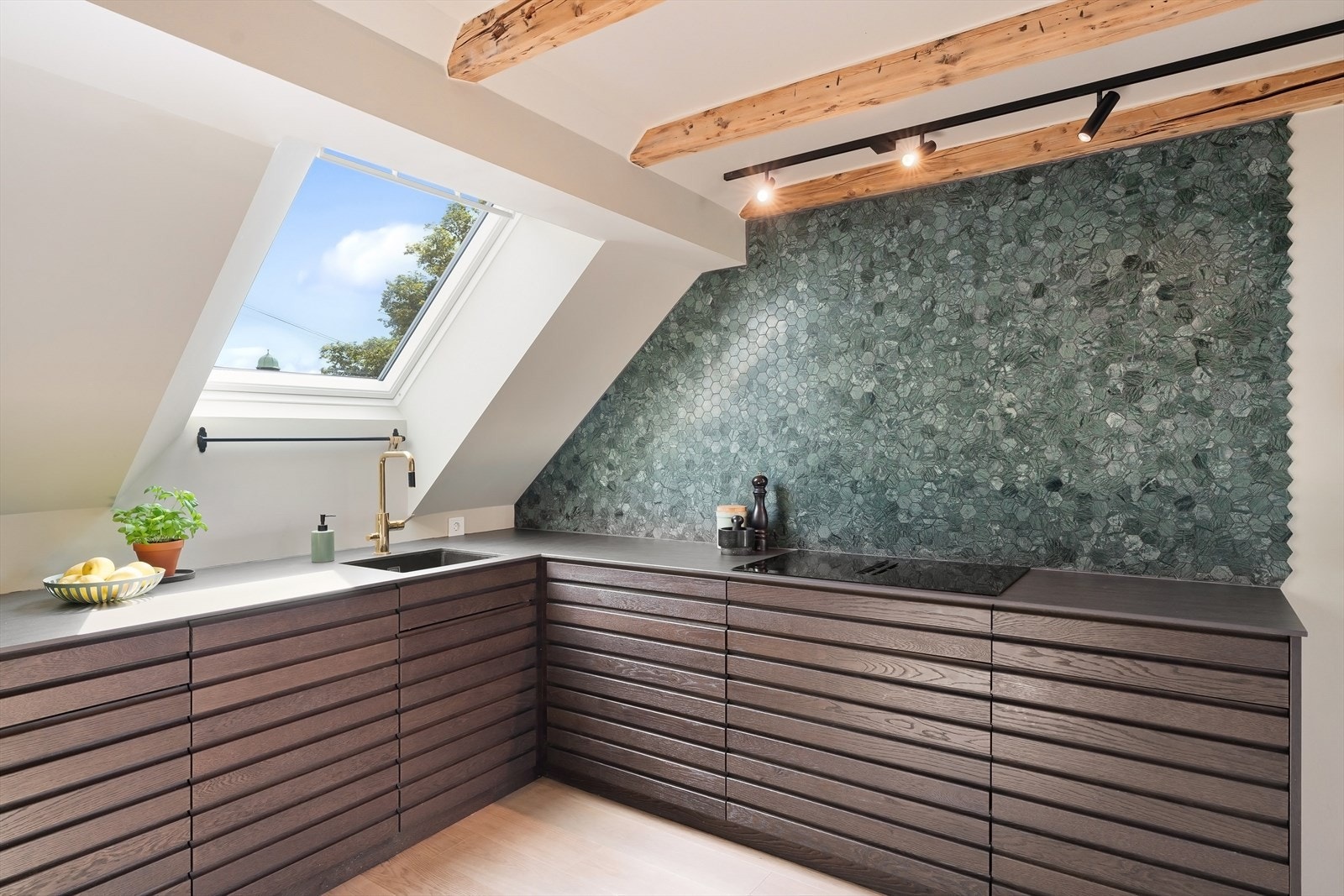 På kjøkkenet er det godt med benk og skapplass. De delikate flisene gir kjøkkenet et stilrent og moderne preg. Galleribilde