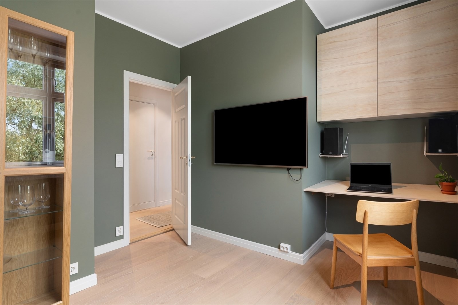 Praktisk kontor nisje med god skapplass. Galleribilde