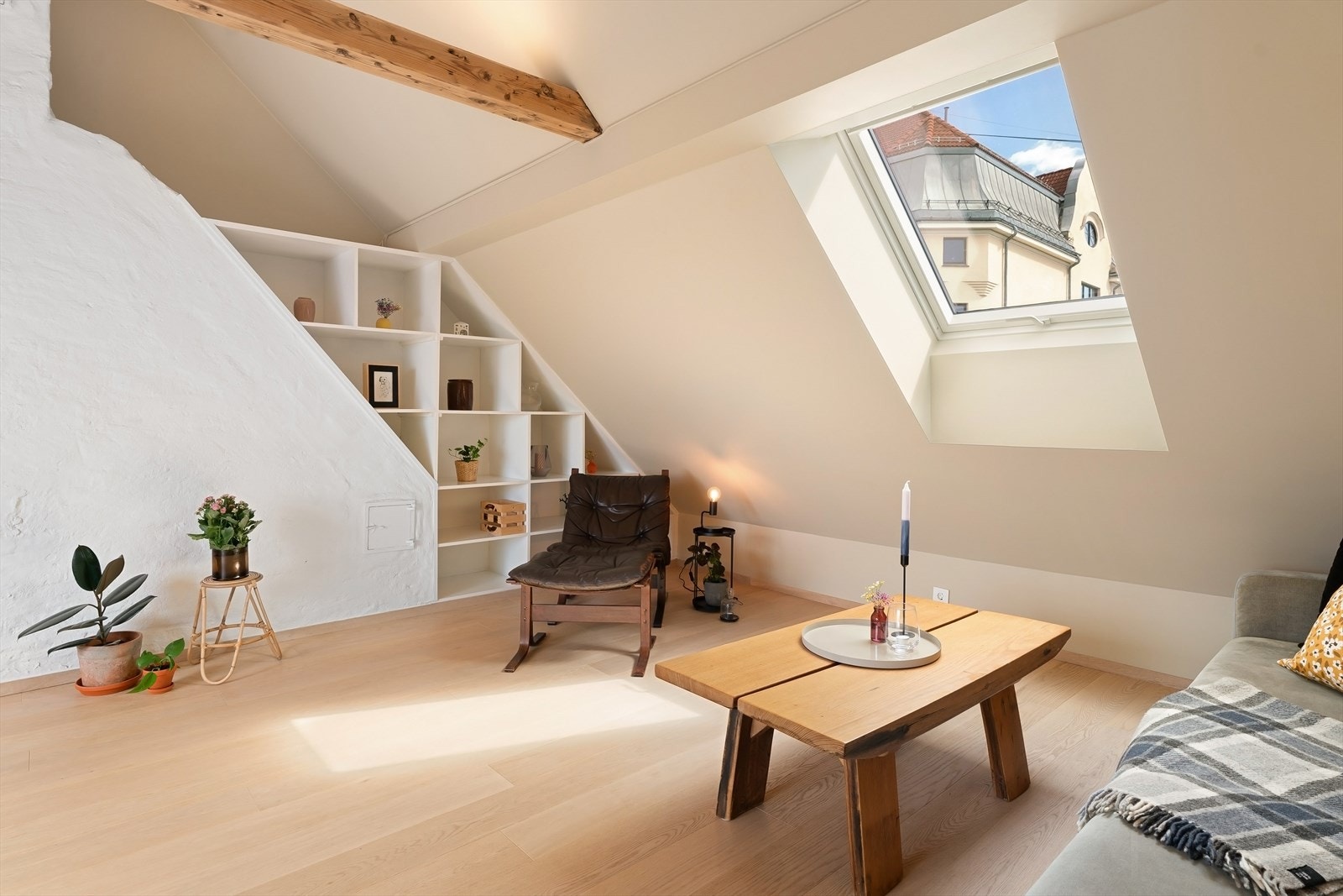 Praktisk hyllenisje i stue for ekstra lagring. Galleribilde