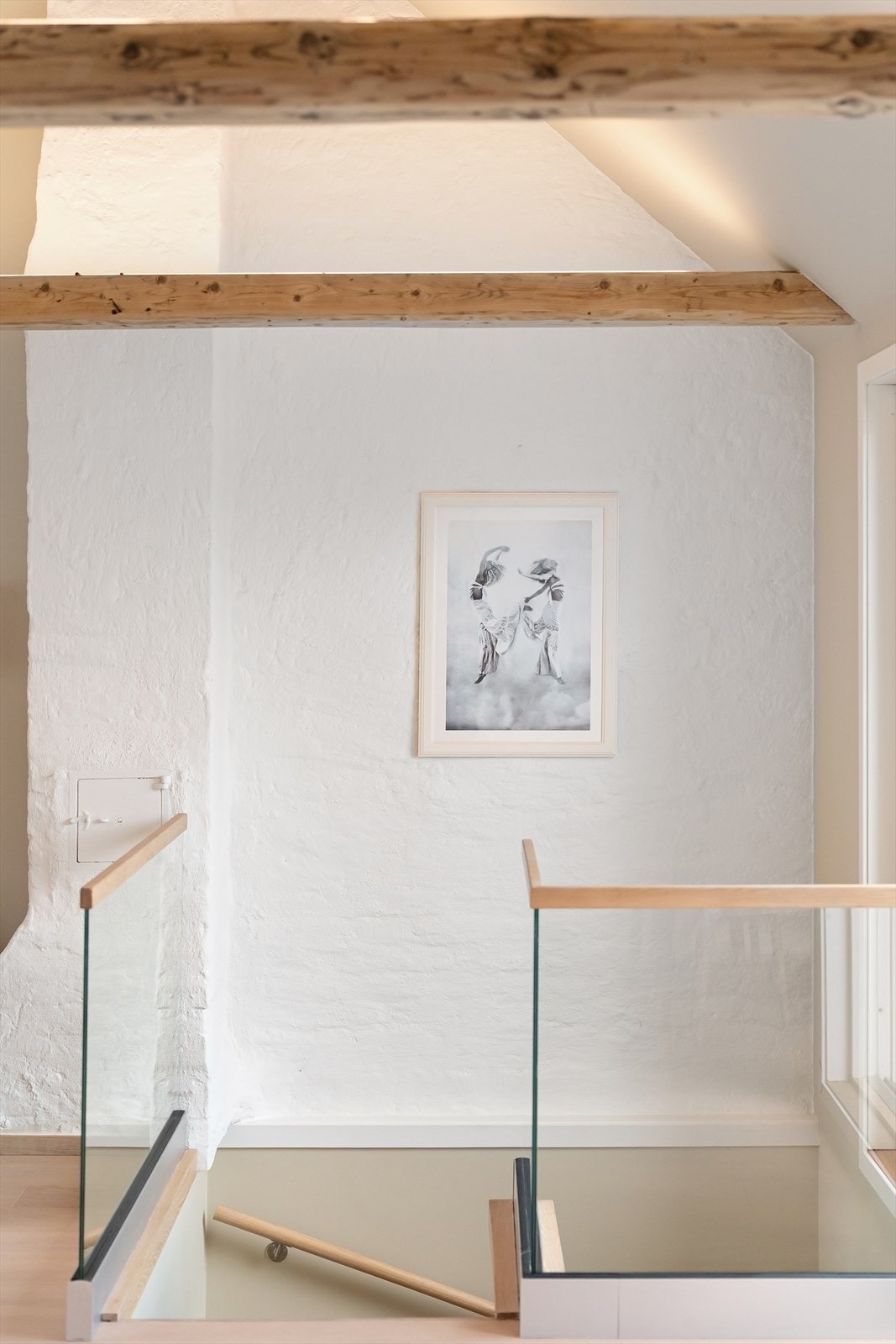 Lekker trapp i stuen som leder ned til etasjen under Galleribilde