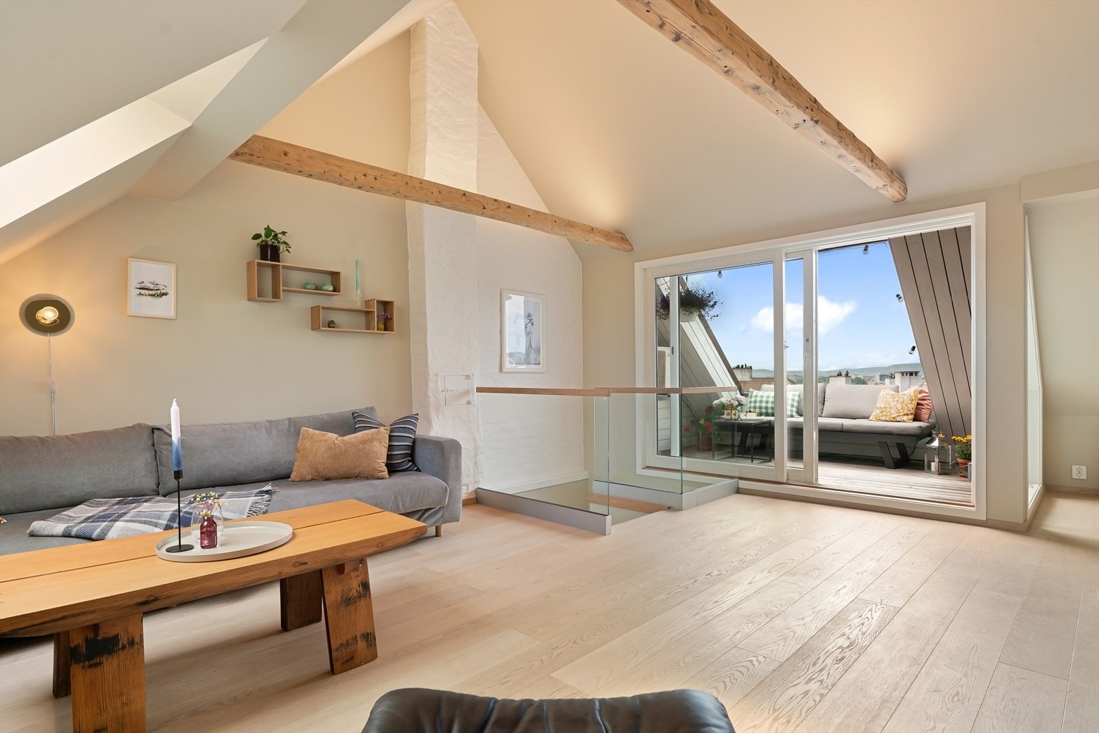 Boligen har blitt vesentlig oppgradert de seneste årene. Varmefolie lagt i gulv for et lunt preg. Galleribilde