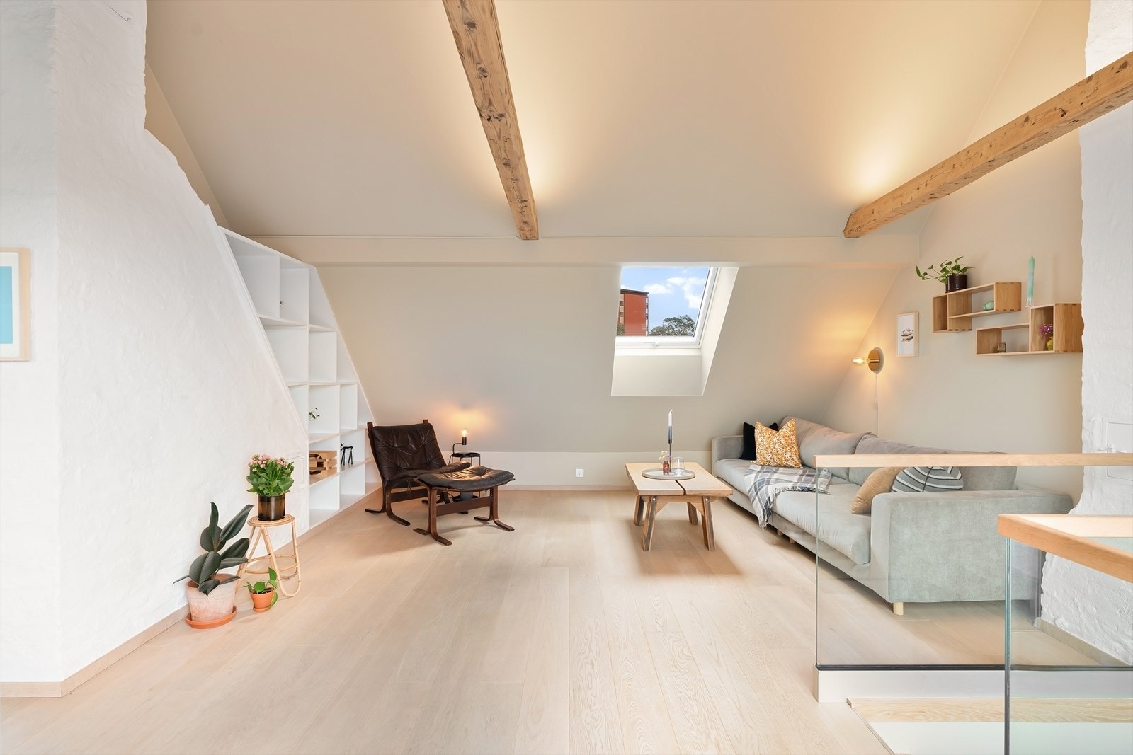 Det ble lagt en delikat enstavs parkett i stuen i 2020 samt sparklet vegger og malt i 2022. Galleribilde