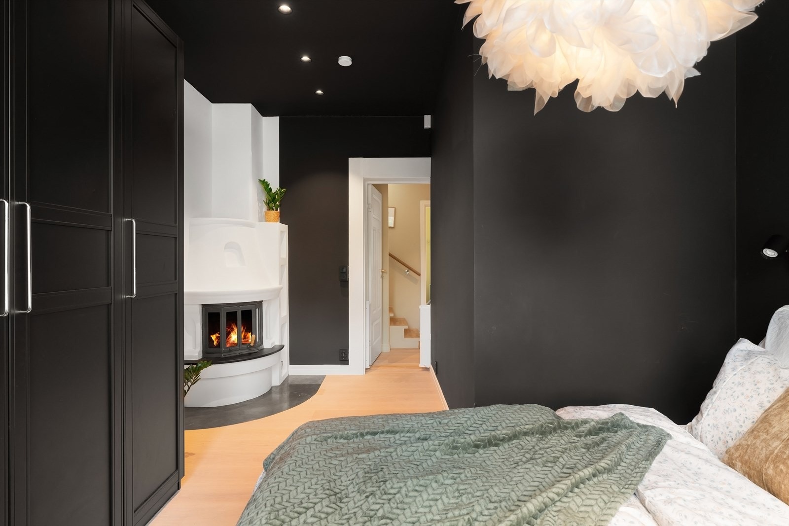 Det er også en flott innmurt hjørnepeis på hovedsoverommet. Galleribilde