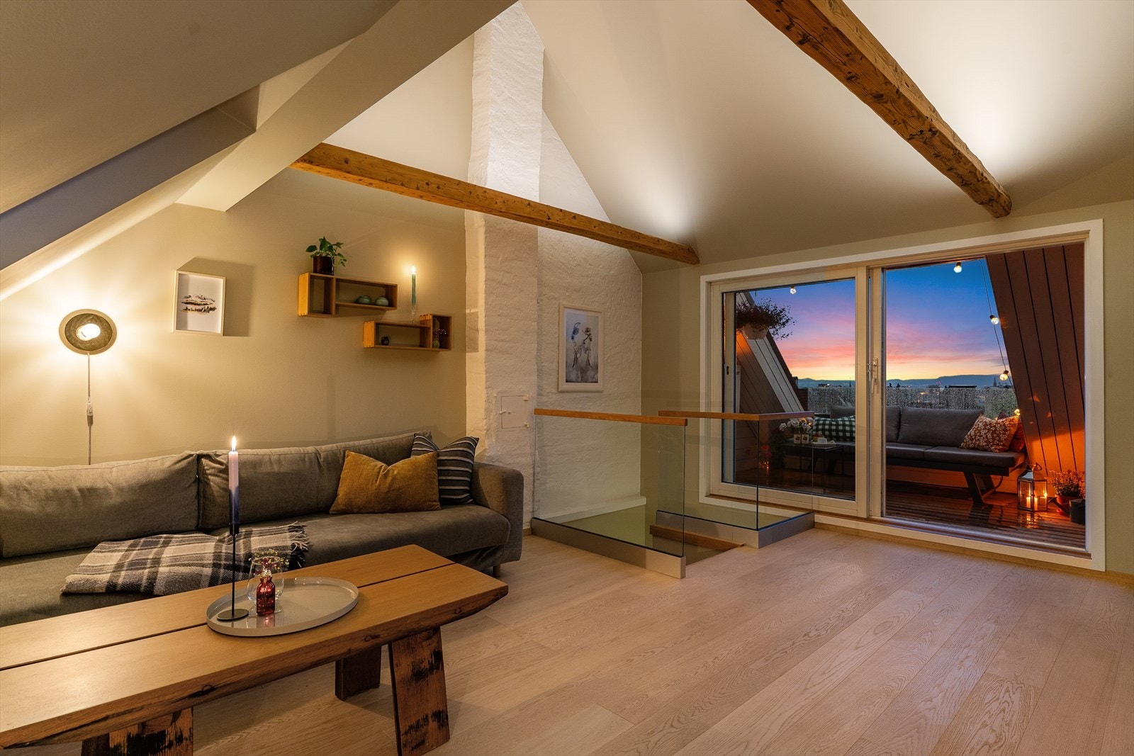 Romslig og gjennomgående stue med generøs takhøyde opptil 3,92 meter og store vindusflater. Galleribilde