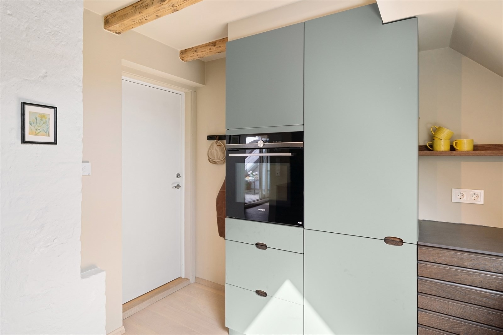 Nye hvitevarer fra 2021 medfølger. Fra kjøkkenet er det utgang til baktrapp. Galleribilde