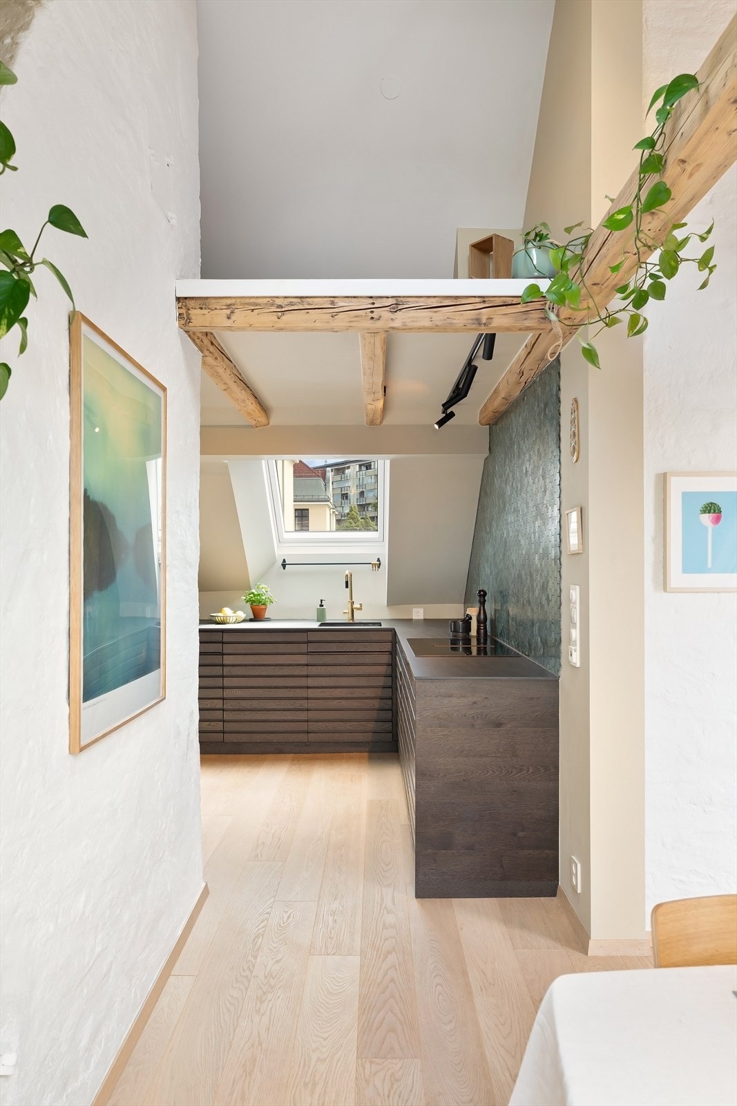 Sparklet og malt tak og vegger i både kjøkken og stue i 2022 Galleribilde