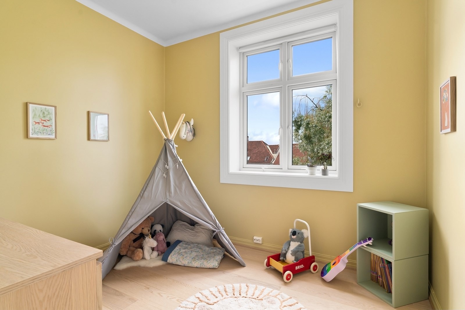 Soverom 3 er også av god størrelse og egner seg godt som barnerom. Rommet vender ut mot felles bakgård. Store vinduskarmer er gjennomgående i rommene. Galleribilde