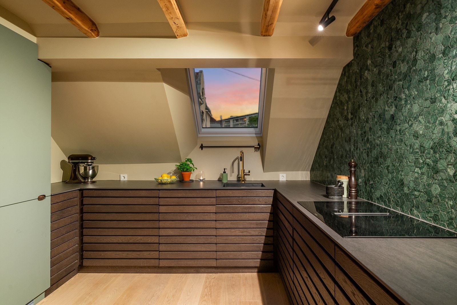 Kjøkkenet er utstyrt med integrert stekeovn, oppvaskmaskin og kjøleskap samt bred induksjonstopp med m/innfelt ventilator Galleribilde