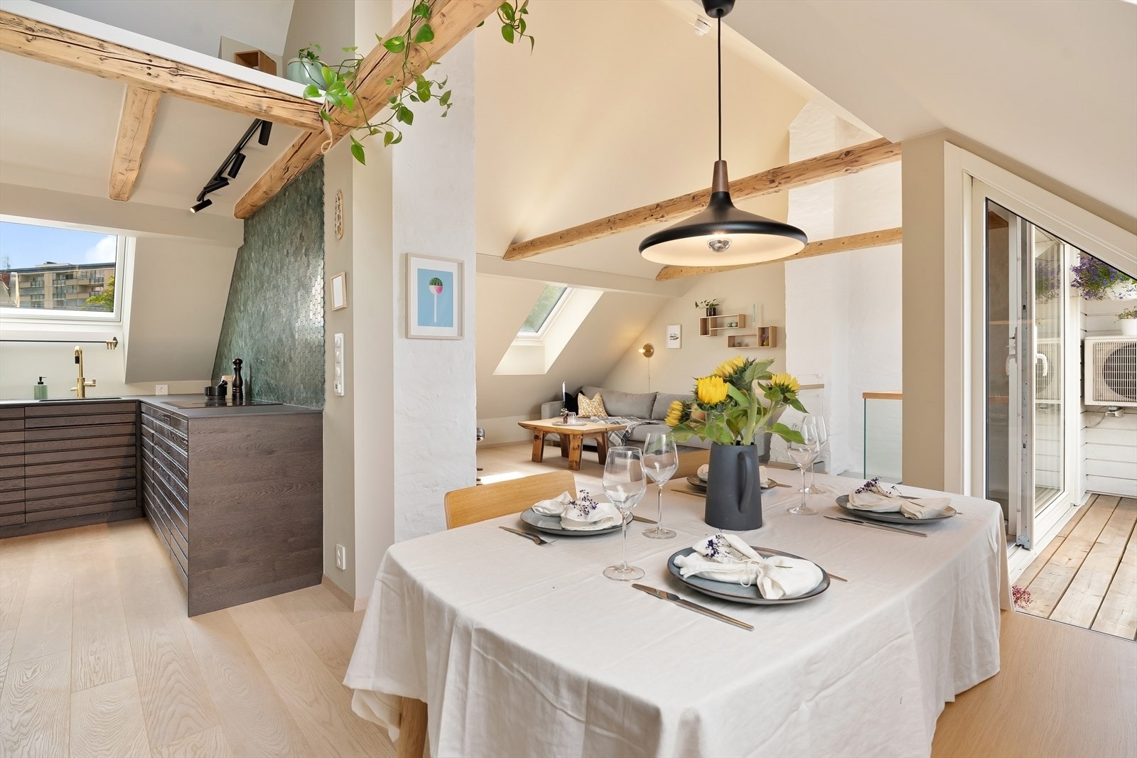 Rommet har en sjenerøs takhøyde på opp mot 3,92 meter på det høyeste. Galleribilde