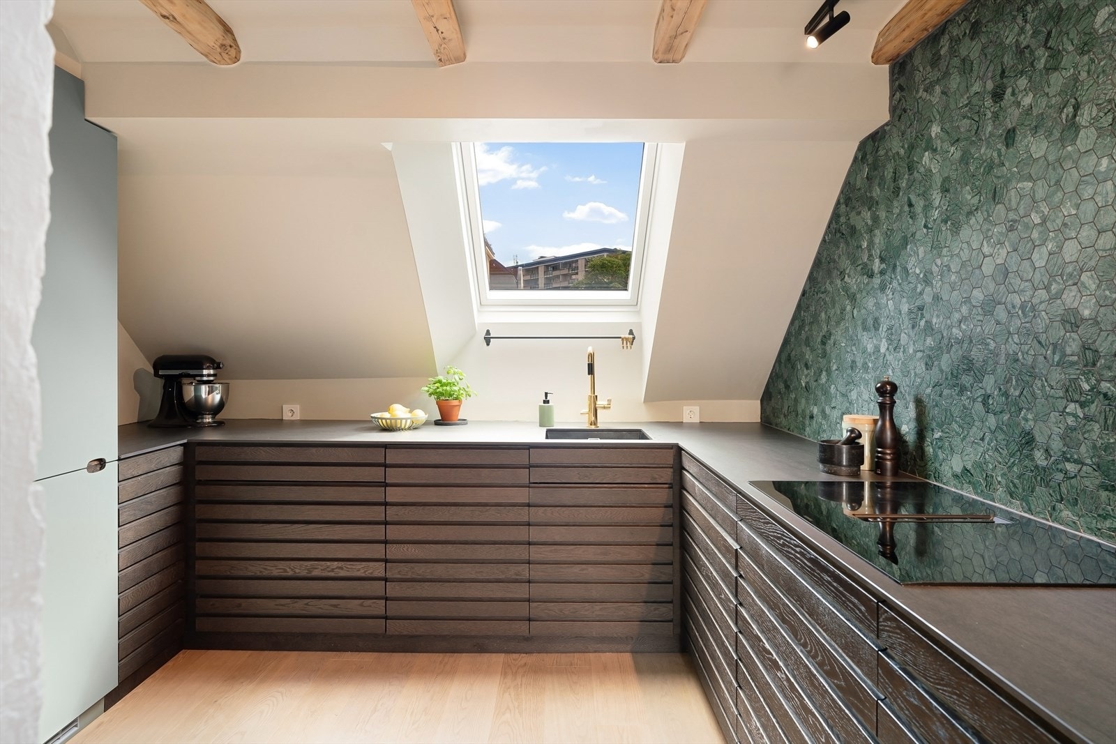 Nytt takvindu fra 2021 og delikat enstavs parkett med varmefolie. Galleribilde