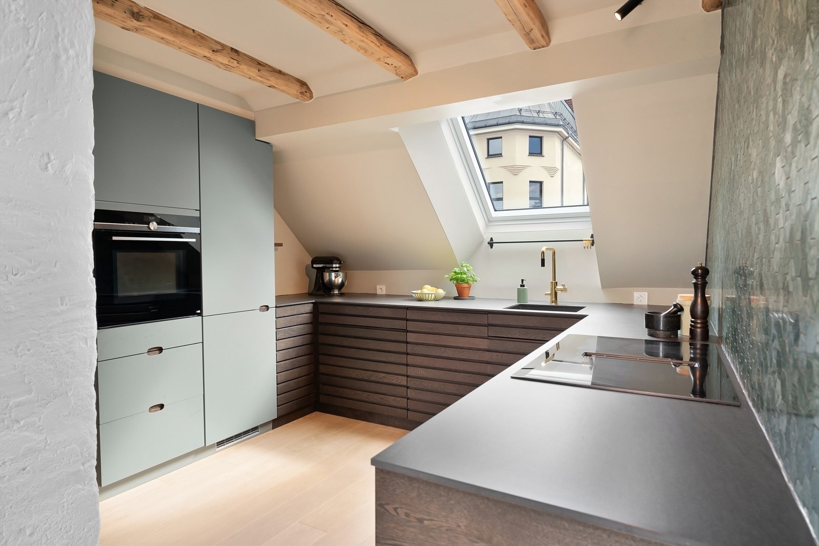 Delikat og moderne KVIK-kjøkkeninnredning fra 2021 med folierte og finerte fronter. Galleribilde