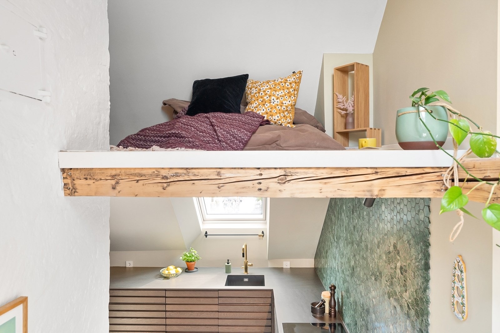 Praktisk hems over kjøkken, med gulvareal på ca. 6 kvm og med høyde opptil ca. 1,40 meter Galleribilde