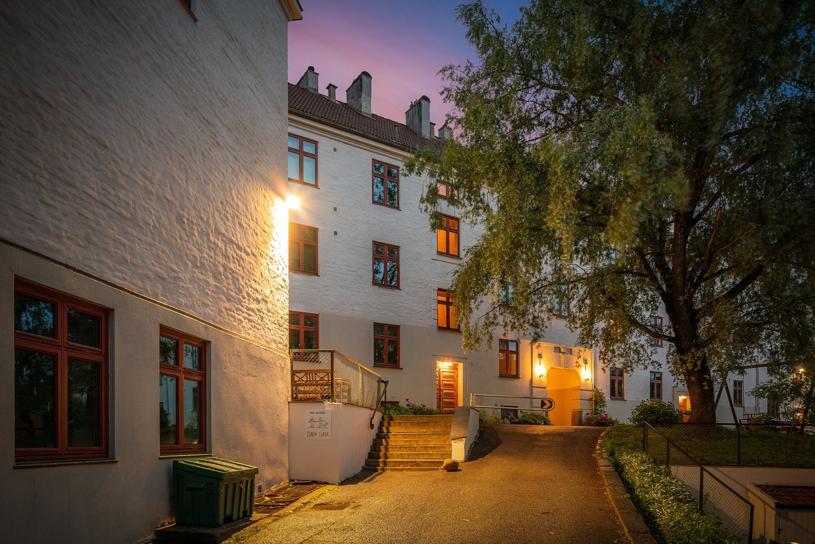 Leiligheten ligger meget attraktivt og populært til, tilbaketrukket i meget barnevennlige omgivelser. Galleribilde