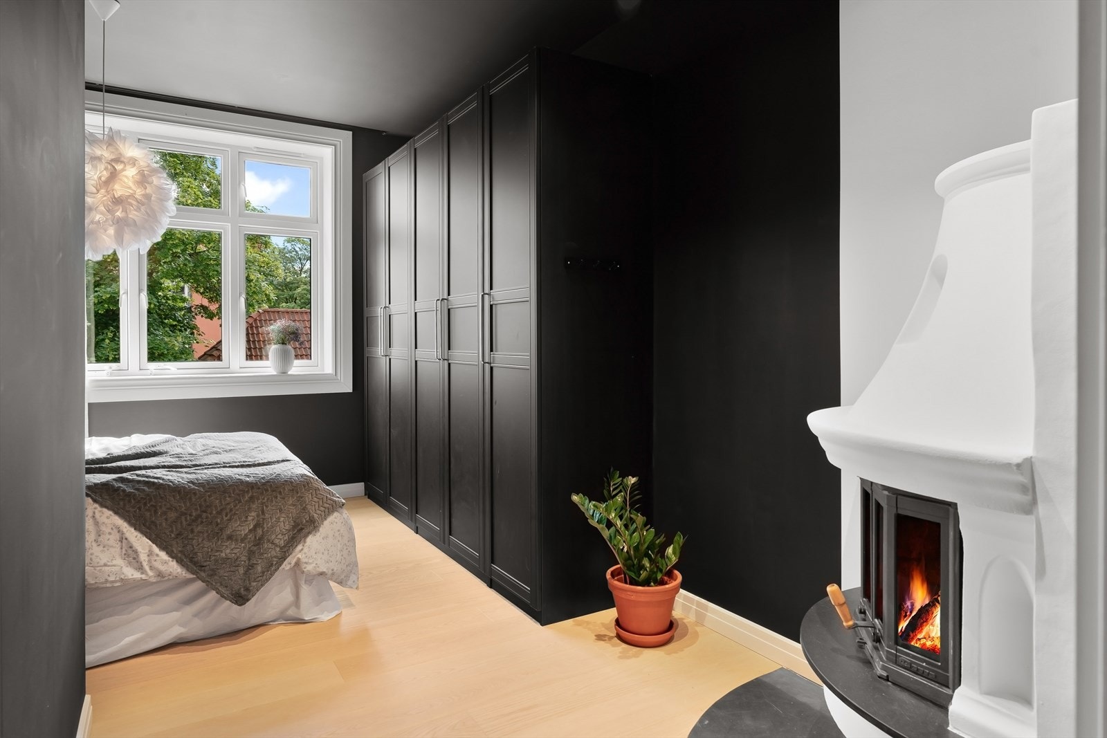 Lagringsplassen er godt ivaretatt i stort garderobeskap. Rommet kan også benyttes som en ekstra stue. Galleribilde