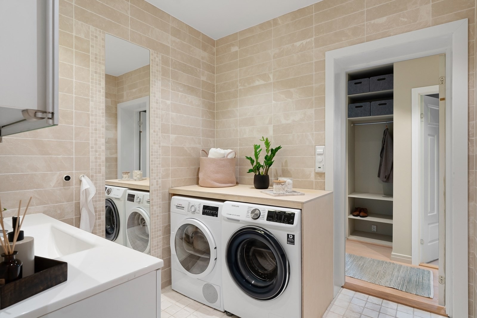 God plass for vaskemaskin og tørketrommel. Platen kan også benyttes som stellebord. Galleribilde