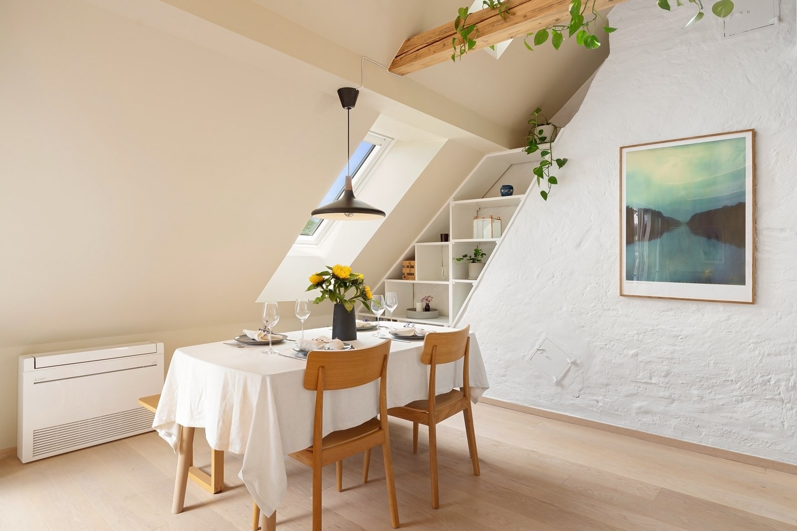 I spisestuedelen i stuen er det god plass for et større bord. Det er installert varmepumpe som gir rommet et lunt preg i tillegg er det lagt varmefolie i gulv. Galleribilde