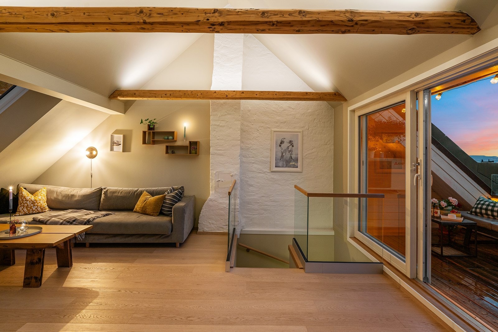 Det ble lagt nytt glassrekkverk i trappen i 2021 Galleribilde