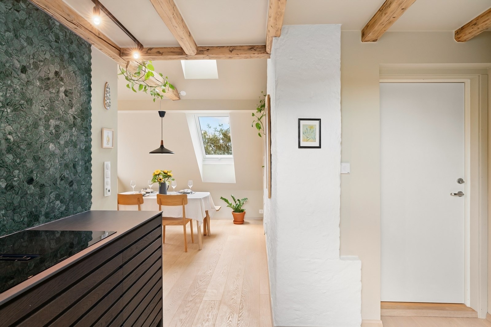 Leilighetens kjøkken ligger separat til fra stuen og ble pusset opp i 2021. Galleribilde