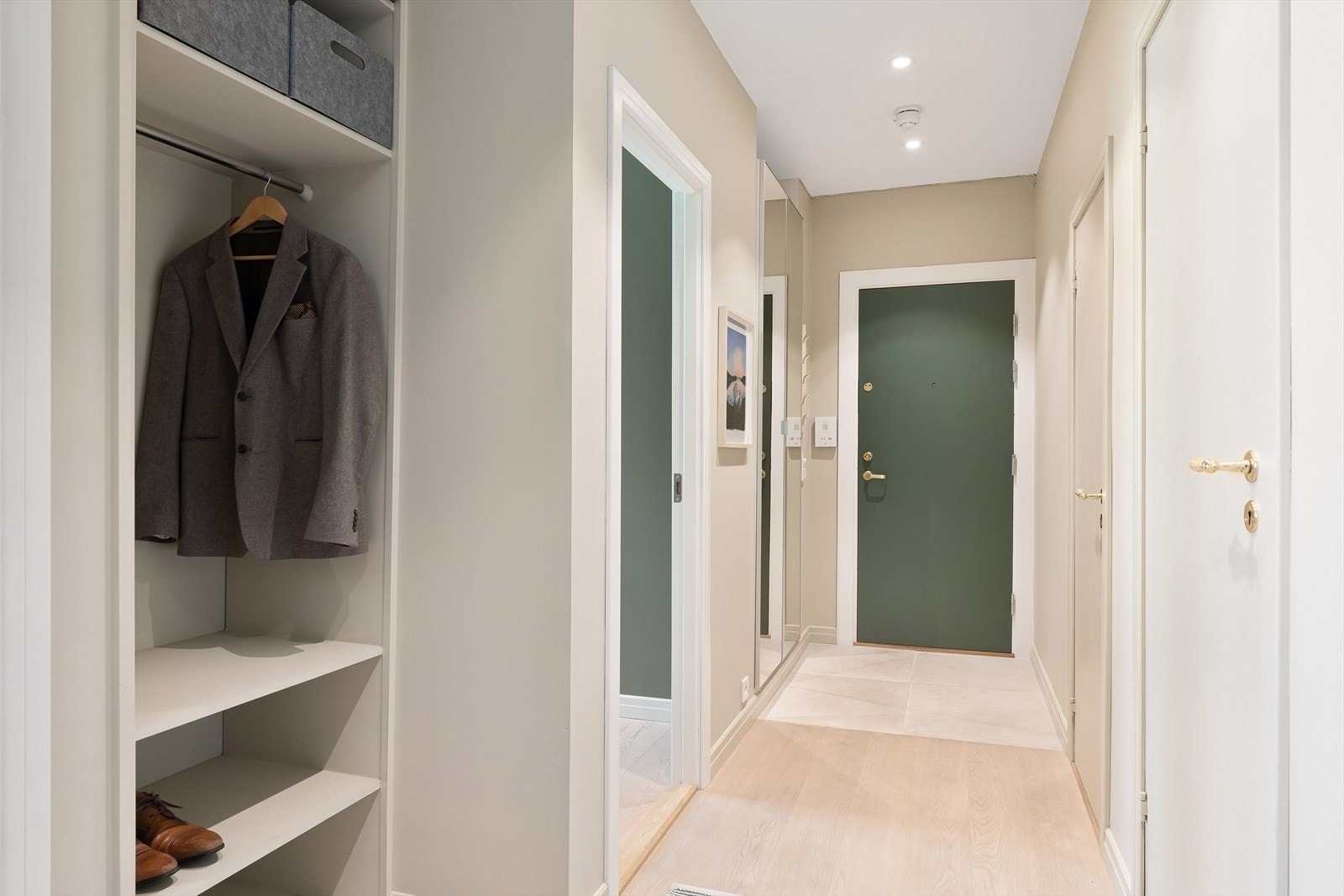 I leiligheten blir du møtt en innbydende entré med flott enstavs parkett m/varmefolie, malte vegger i delikate farger og lysmalt himling med downlights. Galleribilde