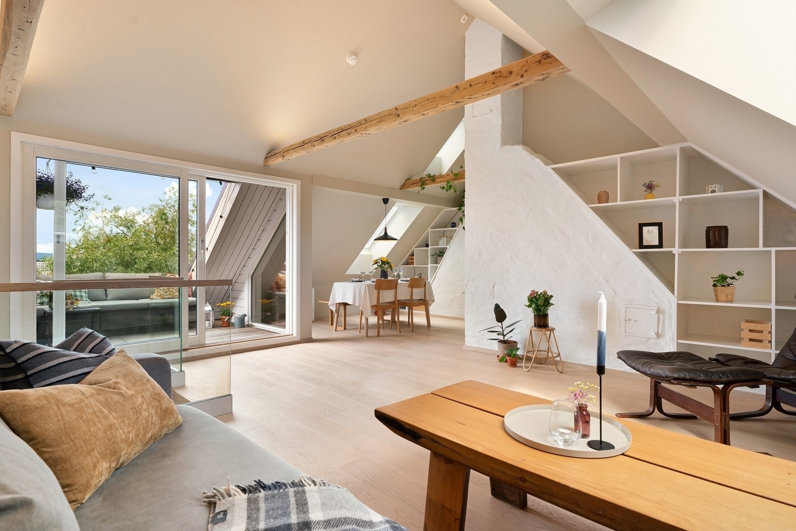 De store vindusflatene og den generøse takhøyden sørger for en lys og luftig atmosfære. Galleribilde