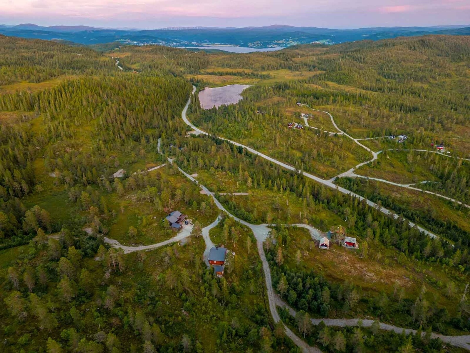 Dronefoto over tomtefeltet Galleribilde