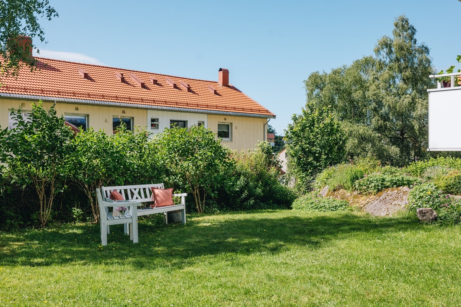 Tomten er foruten eiendommens bygningsmasse opparbeidet med diverse interne veier, grøntarealer og diverse prydbusker/beplantning. Opparbeidet fellesareal med grønn og trivelig plen, samt flere benker. Ypperlig samlingspunkt for både store og små. Galleribilde