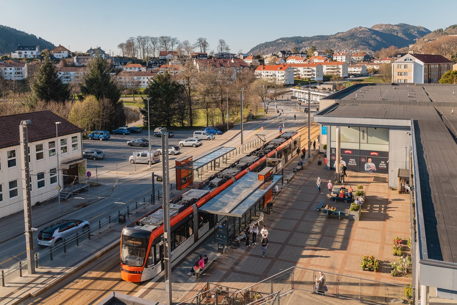 Sletten Senter ligger kun 500 meter fra leiligheten, her finner du Meny med ferskvaredisk og post i butikk, vinmonopolet, apotek, frisør, klesbutikker og serveringstilbud. Ypperlig kollektivtilbud med holdeplass for bybanen samt busslinje 5. Galleribilde