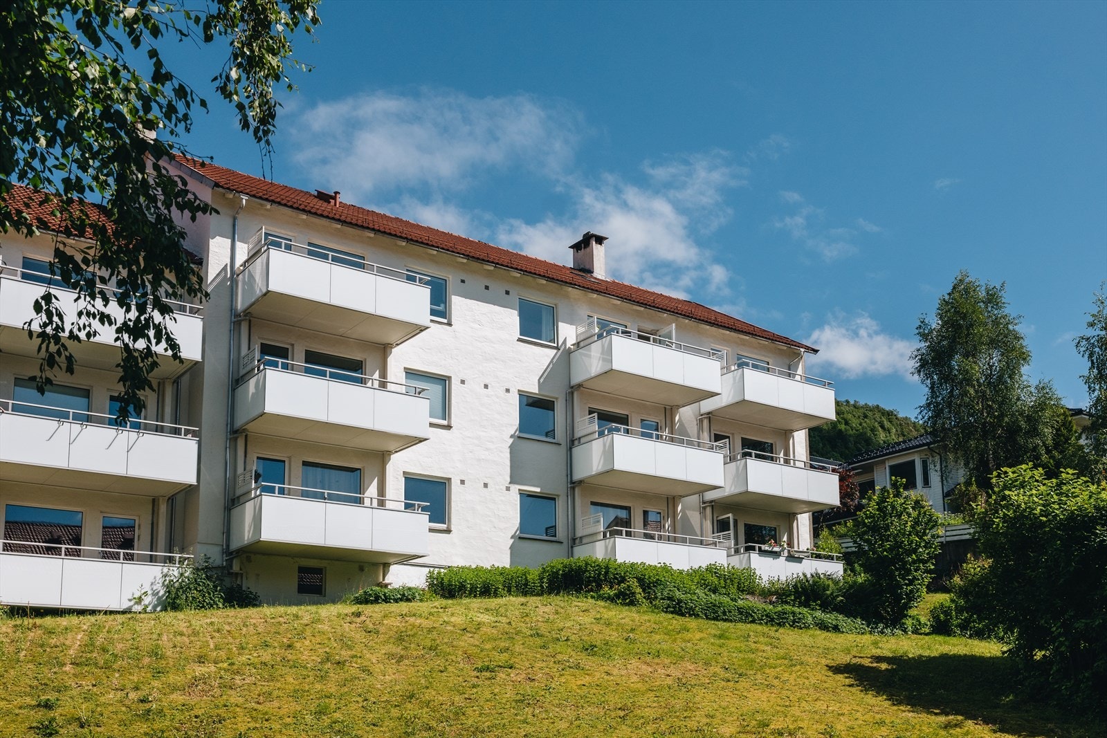 Leiligheten har en flott og tilbaketrukken beliggenhet i rolige omgivelser, med kort gangavstand til alt du måtte trenge i hverdagen. Galleribilde