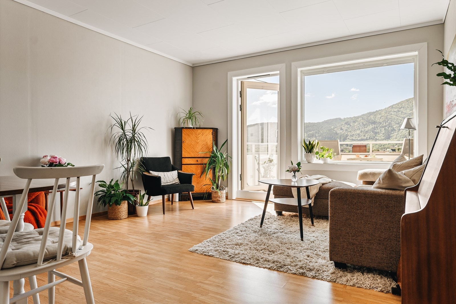 Stuen måler 19,2 kvm med fin plass til sofagruppe og spisebord. Galleribilde