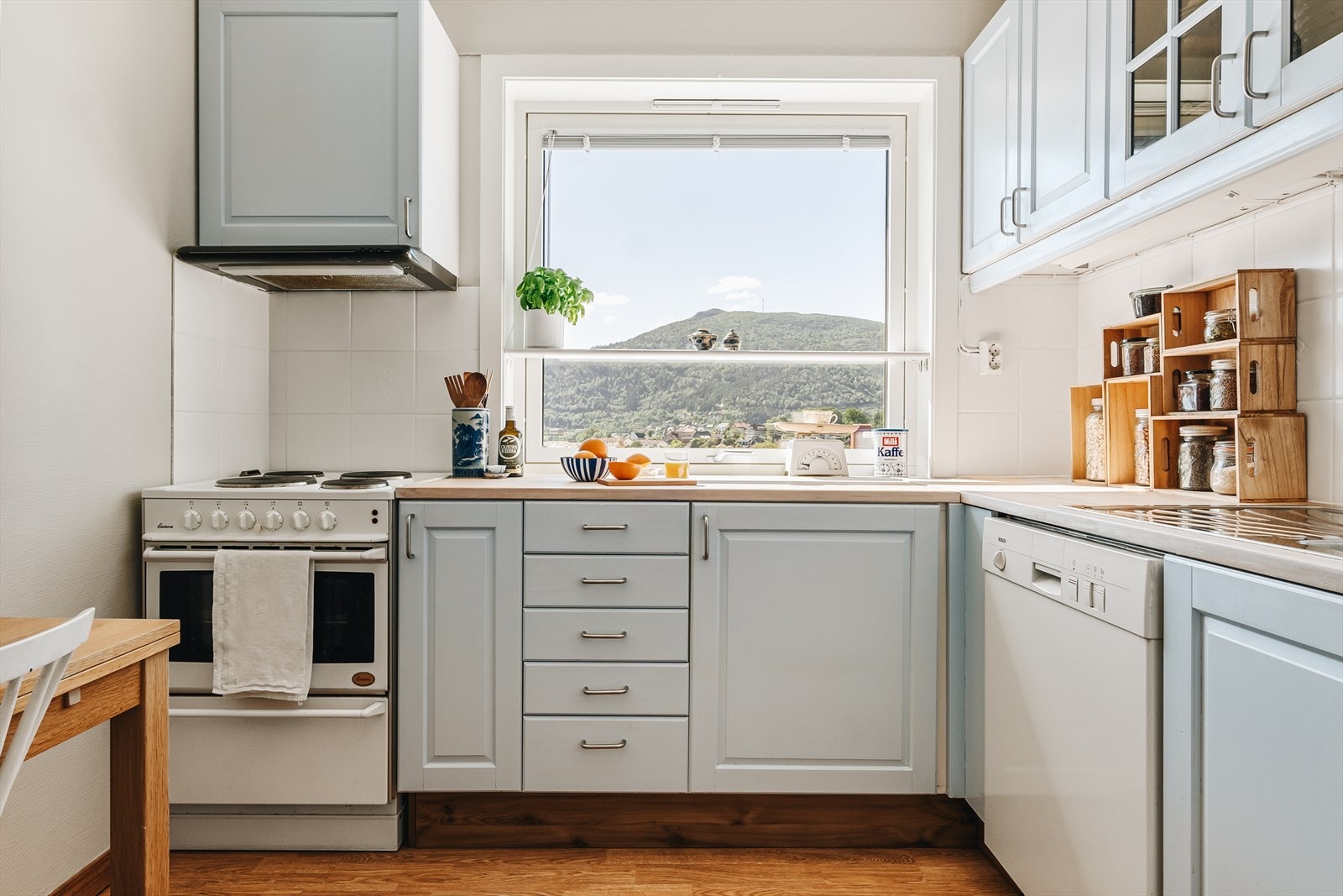 Kjøkkeninnredning er blitt modernisert med spraylakkerte fronter (2018), nymalte fliser (2018/2024) og slipt og malt benkeplate (2024). Inneholder: Ett overskap med glassfronter, heltre benkeplate, stål vaskekum, ventilator og opplegg for oppvaskmaskin. Galleribilde