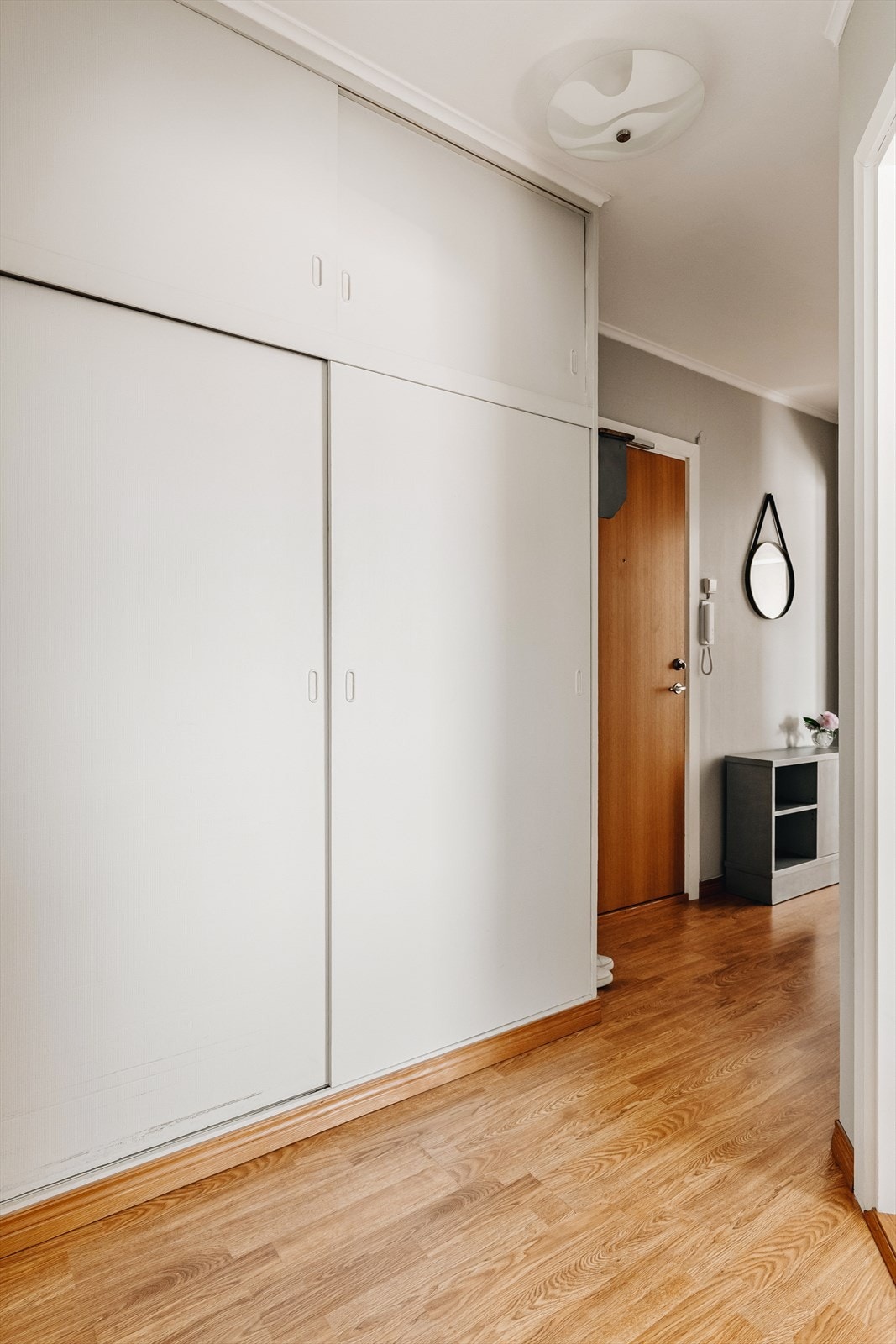 Tilhørende god garderobeløsning i gang/entré. Leiligheten disponerer to boder i kjelleren på 4,1 kvm og 2 kvm + en bod i loftsetasjen på 3,4 kvm. Galleribilde