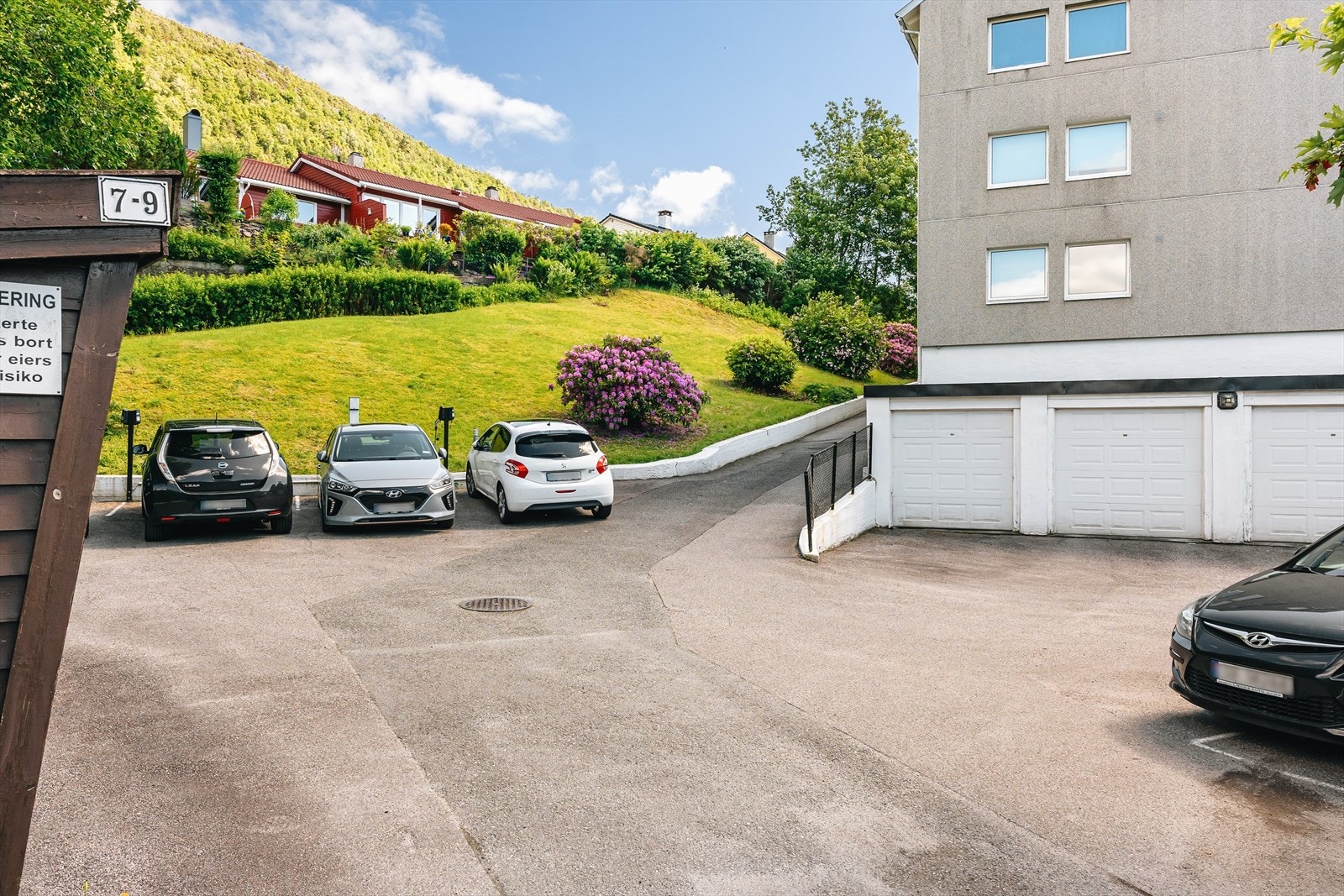 Borettslaget har parkeringsplass med plass til fem biler (første mann til mølla prinsippet). Mulighet for lading av elbil i borettslaget, hvor fire elbil ladestasjoner ble installert i 2020. Galleribilde
