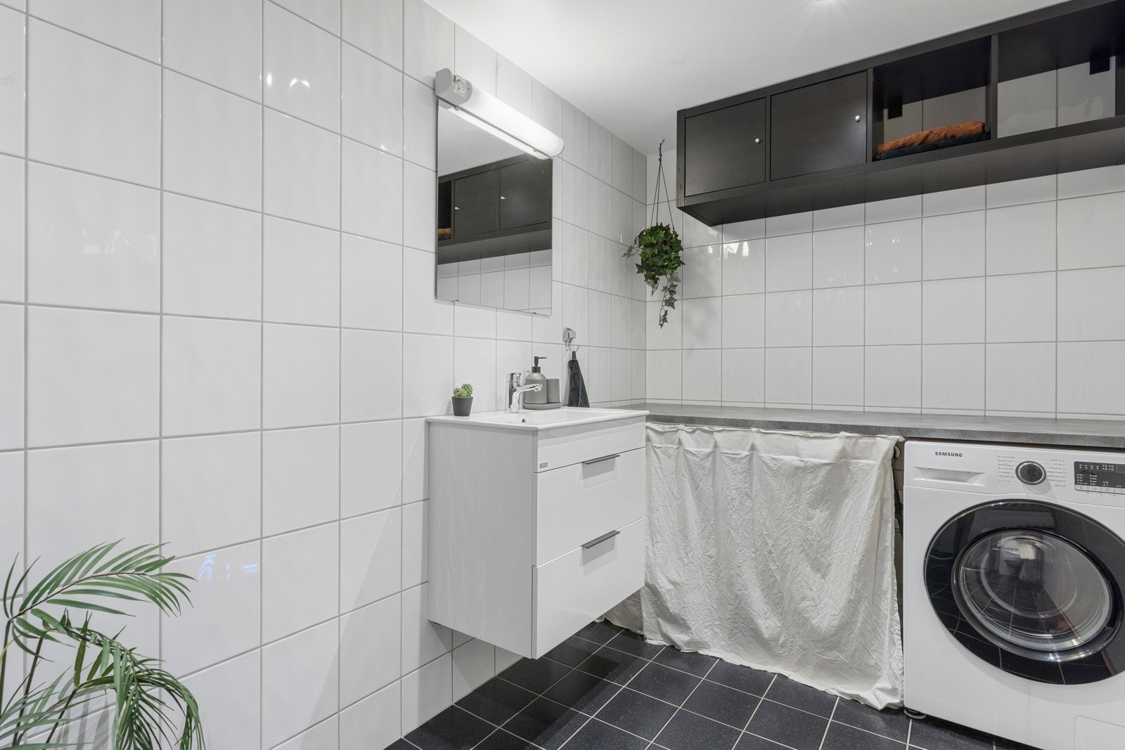 Smart innredet med hyller og plass til vaskemaskin/tørketrommel. Galleribilde