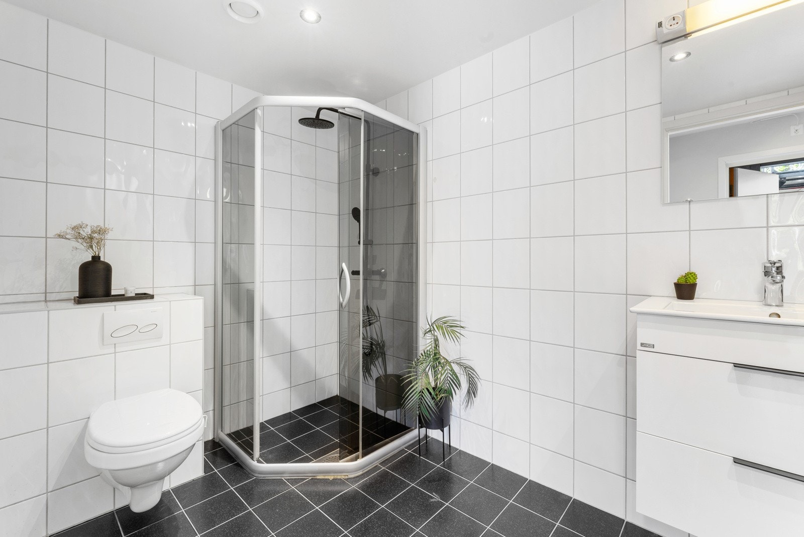 Badet er helfliset med varmekabler på gulv, det er også rør i rør system. Galleribilde