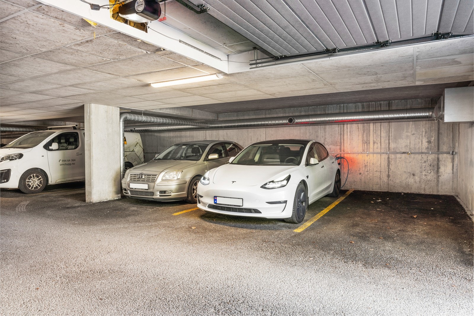 Leiligheten disponerer én plass i felles garasjeanlegg. Galleribilde
