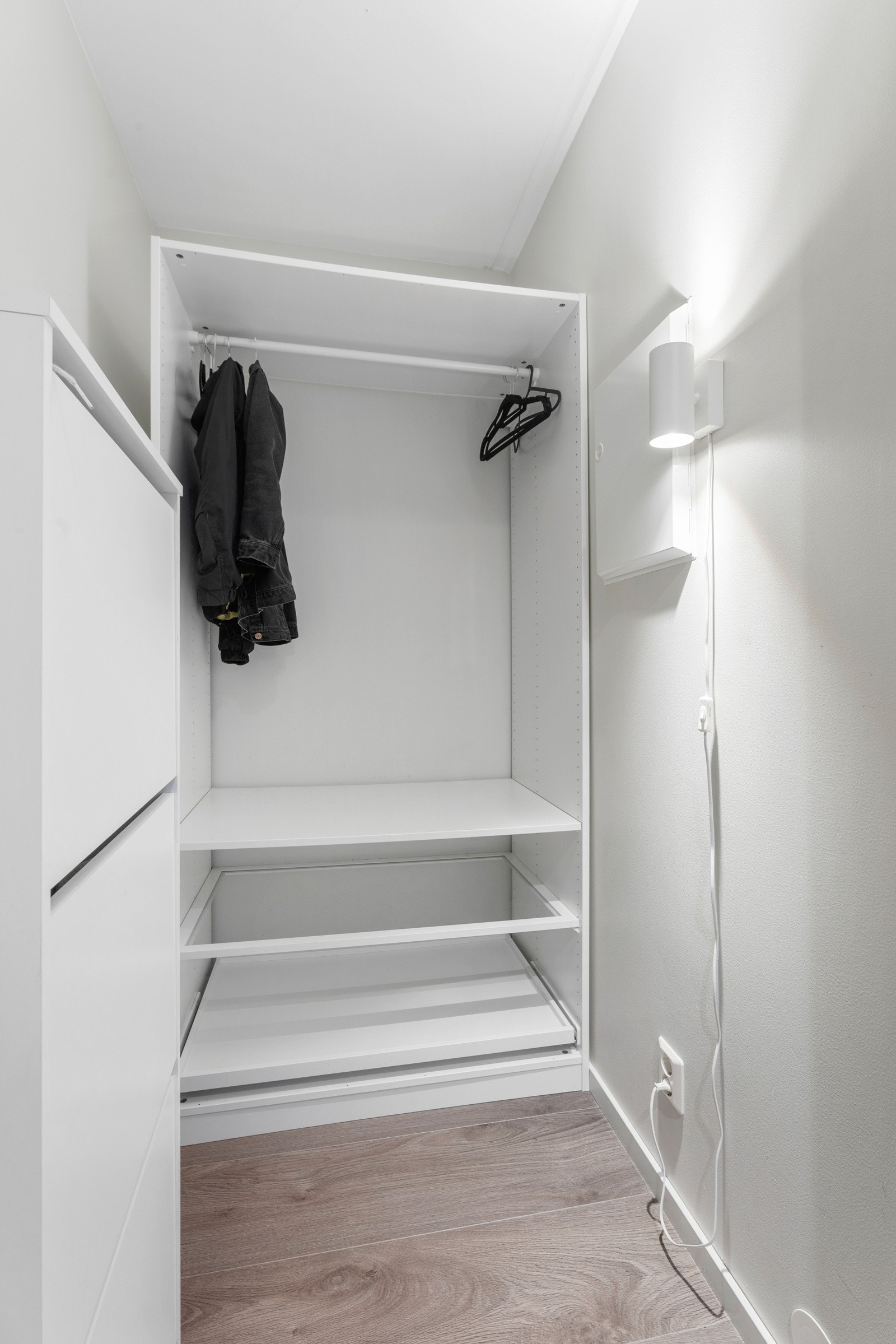 Boden er innredet som garderobe. Galleribilde