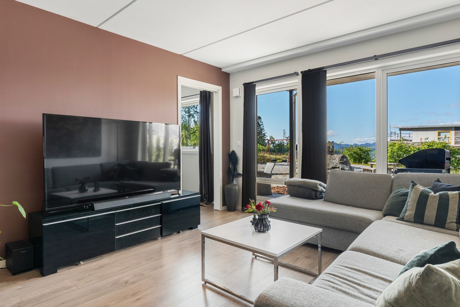 Fra stuen er det utgang til leilighetens terrasse og uteområde på hele 35 kvm. Galleribilde