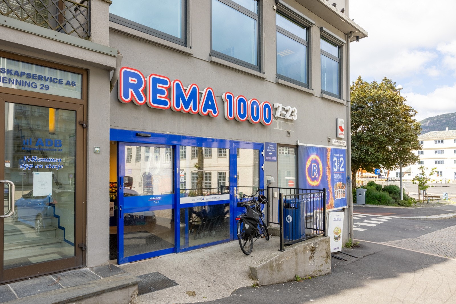 Rema 1000 ligger ca.1-2 minutter gange fra leiligheten Galleribilde