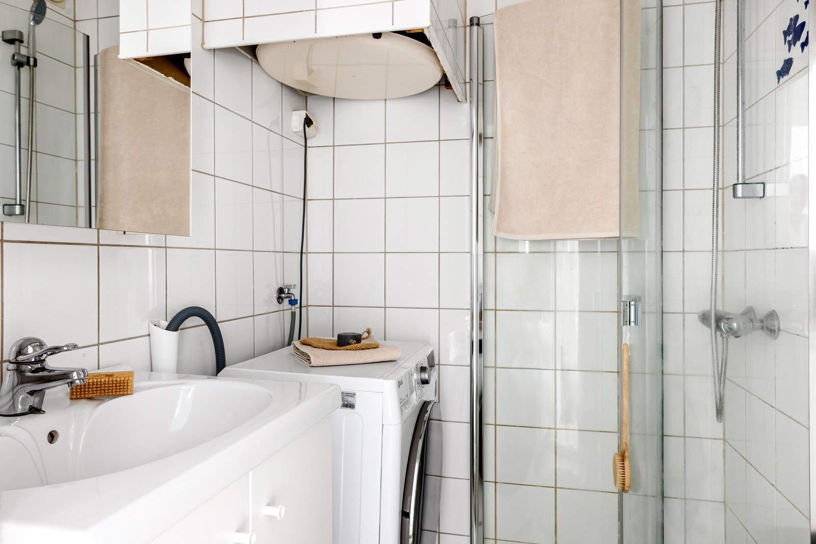 Badet er helfliset, har varmekabler i gulv og innfelte downlights i tak. Galleribilde