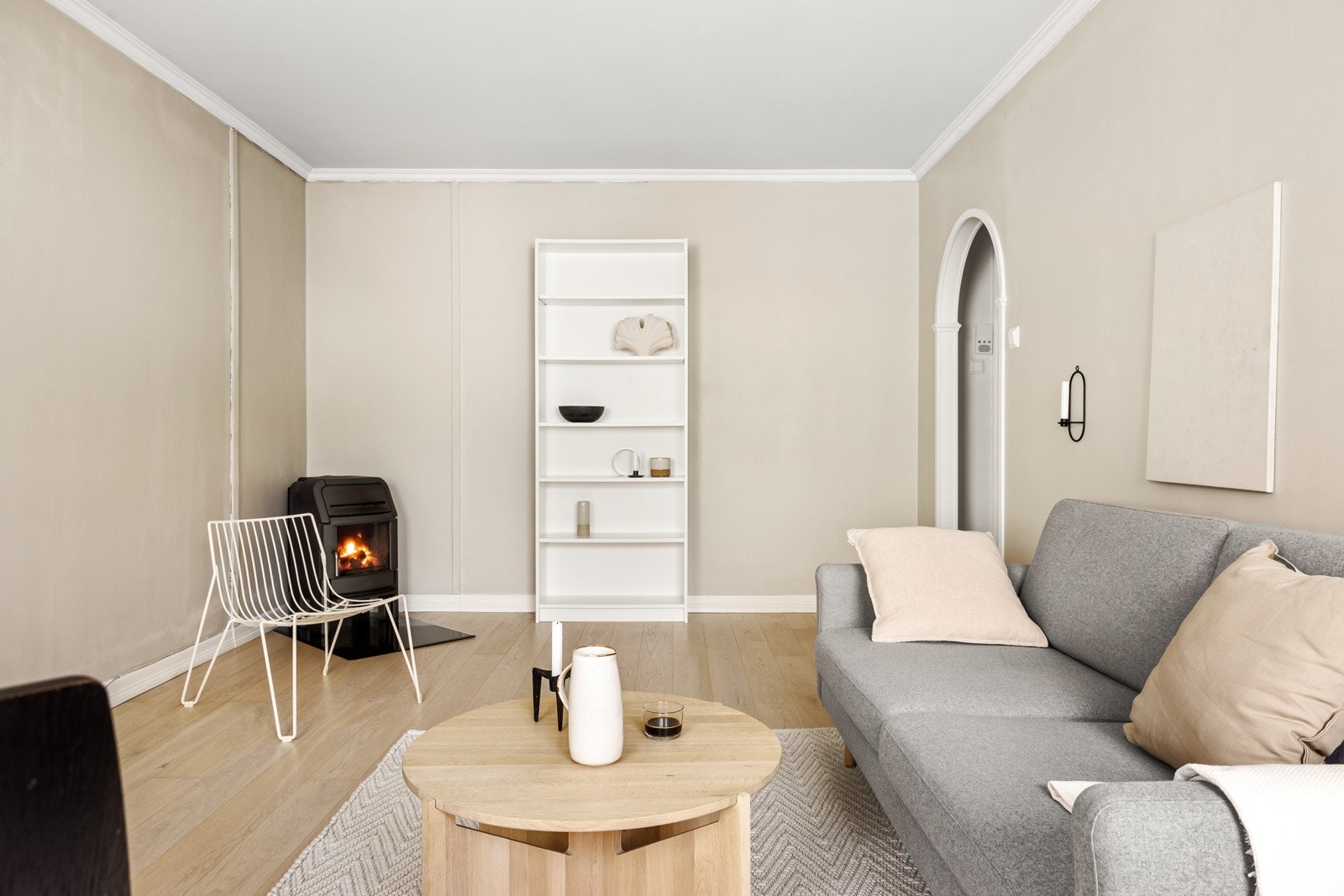 Stuen er utstyrt med peisovn som både sklir pent inn som et eget interiør, men også varmer godt på kalde høstdager. Galleribilde